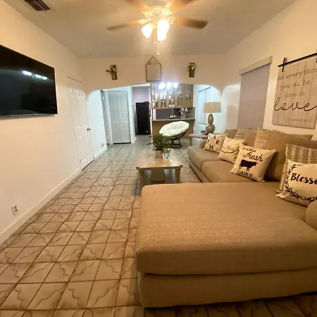 Chic Centrally Located Spacious 4 Bedrooms
